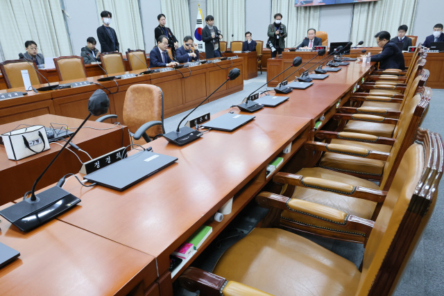 22일 국회 운영위원회 전체회의가 여당 위원들의 불참 속에 열리고 있다. 여당 측에선 윤재옥 위원장과 이양수 간사만 참석하고 있다. 연합뉴스